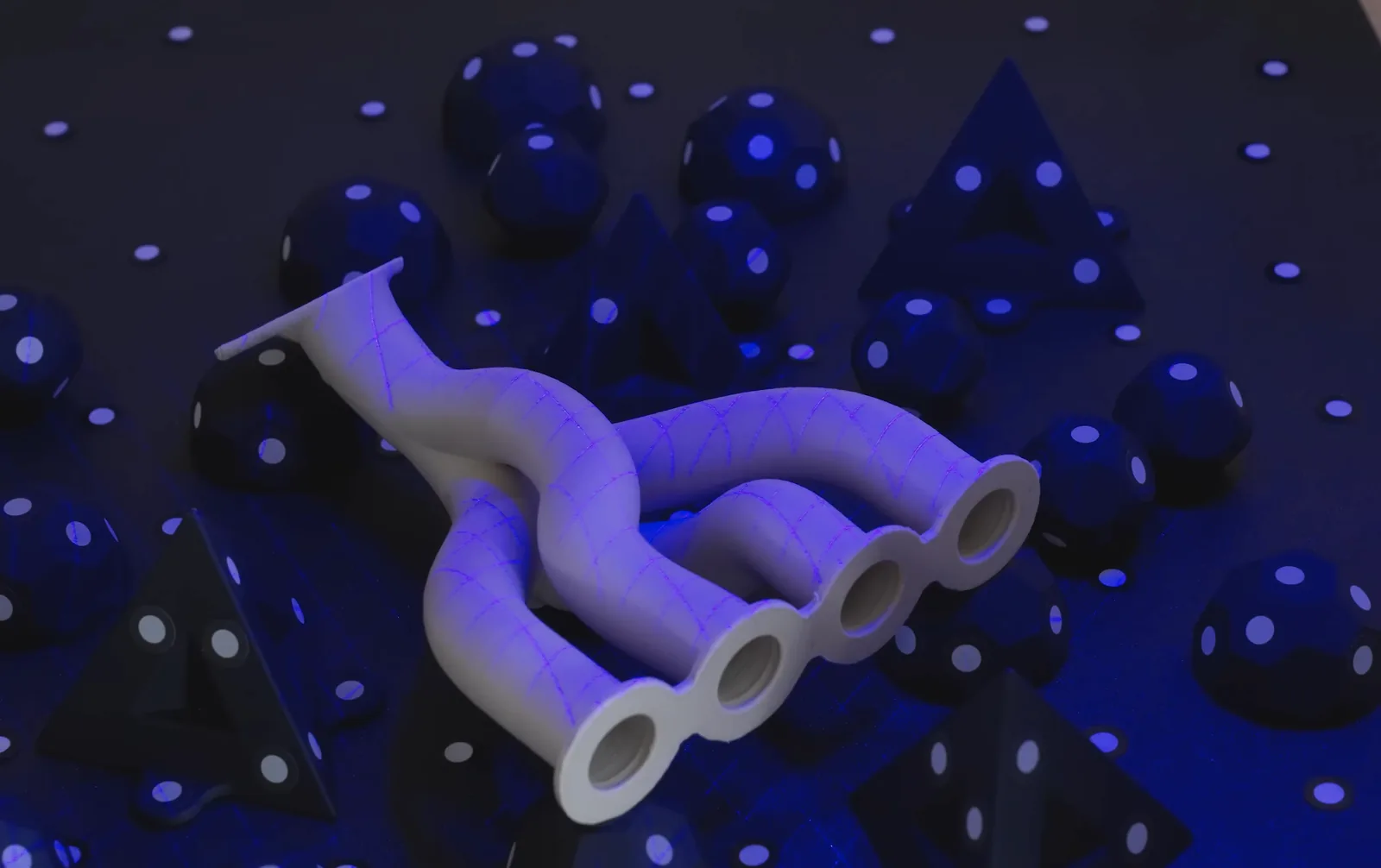 3D-Laserscan eines Krümmers: die Laserlinien des Scanners tasten die Freiformfläche des Bauteils Zeile für Zeile ab