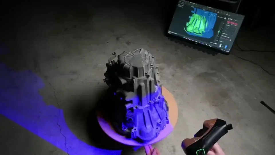 Streifenlichtscanner erfasst ein Bauteil, die Geometrie entsteht live in der Software